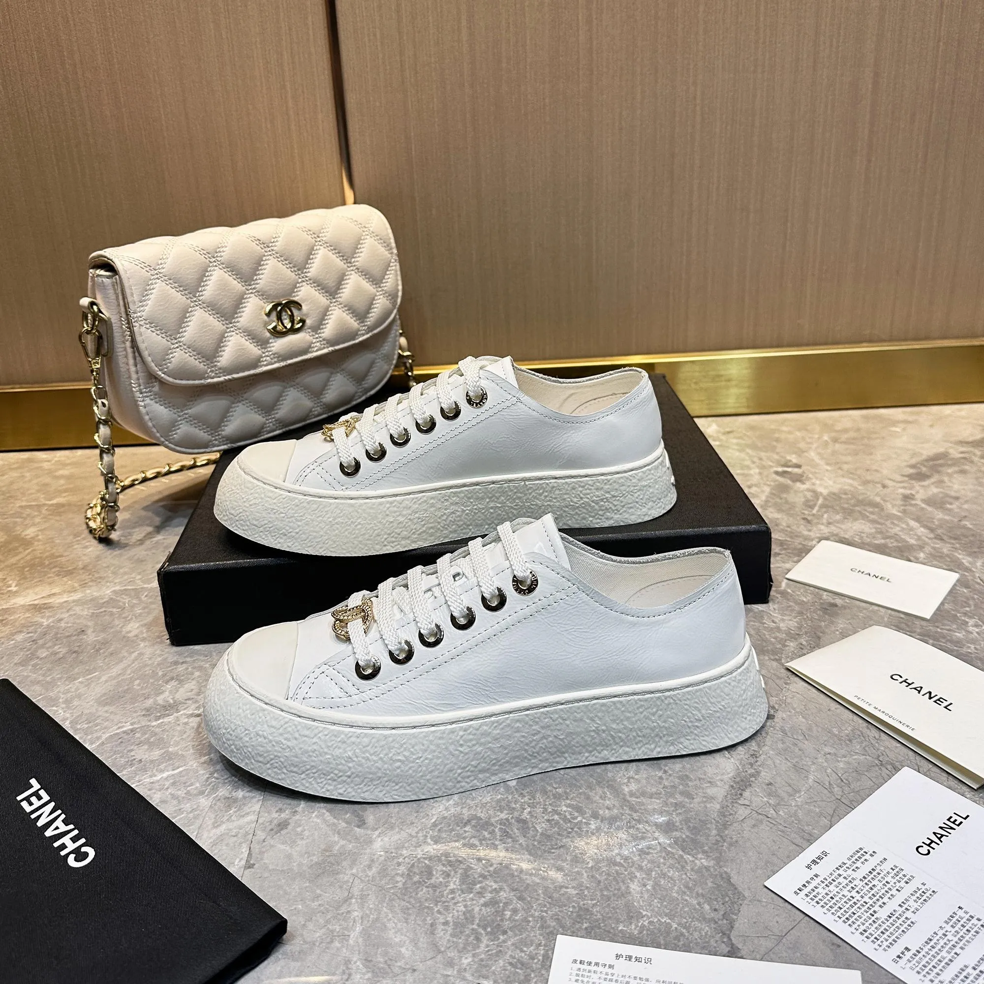 👟👟Ex-factory price 440👟👟 Chanel Chanel - 2024 counter top casual sports shoes This classic design; the upper is electro-embroidered with a variety of craftsmanship; the outsole is fashionable and sporty; it is extraordinary and incorporates a variety of color matching elements... The diversified mix and match is very good-looking and versatile, casual, fashionable, sports and outdoor can be taken into account... ꫛꫀꪝ Go➫ Material: ❶Upper made of: Original imported cowhide ❷Inside made of: original imported breathable sheepskin ❸Outsole based on: original TPU outsole Full set of boutique packaging for women 35–41